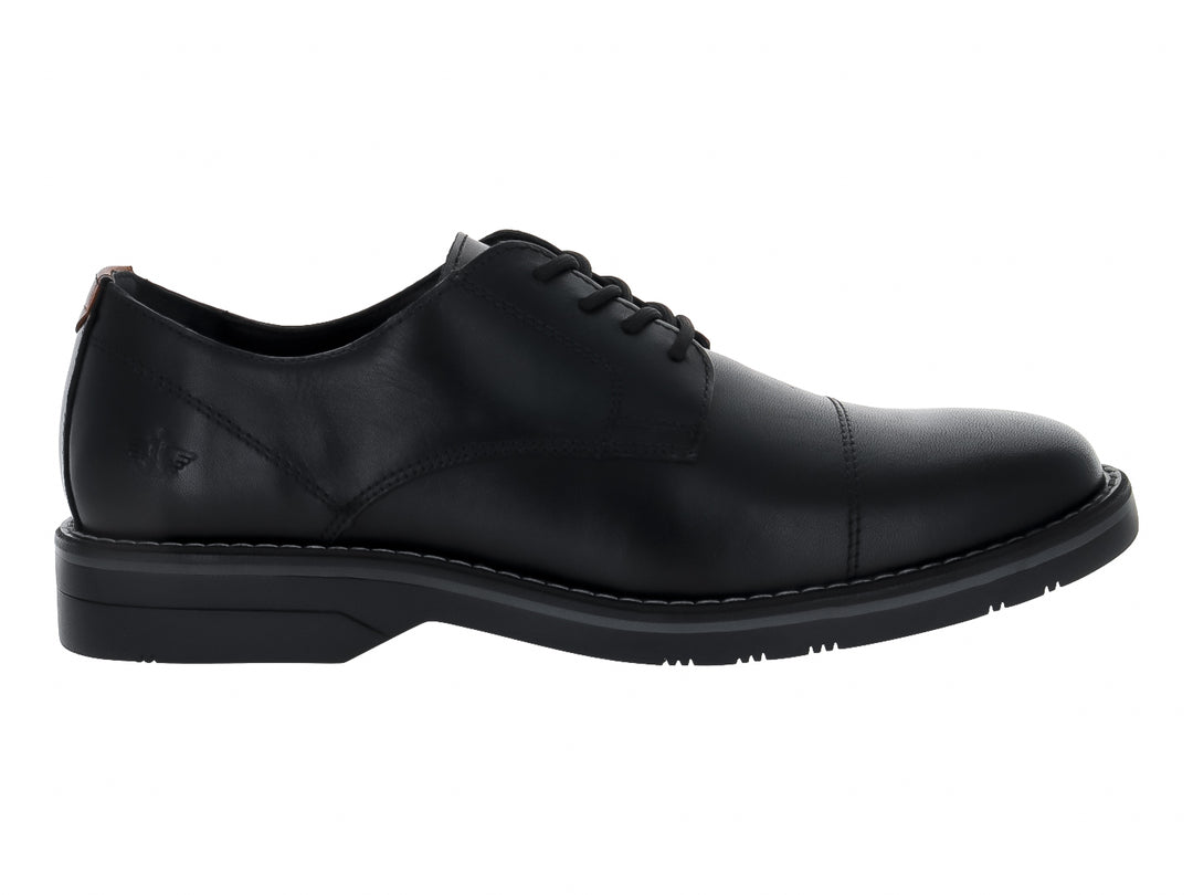 Zapato formal negro de cuero con cordones y suela negra.