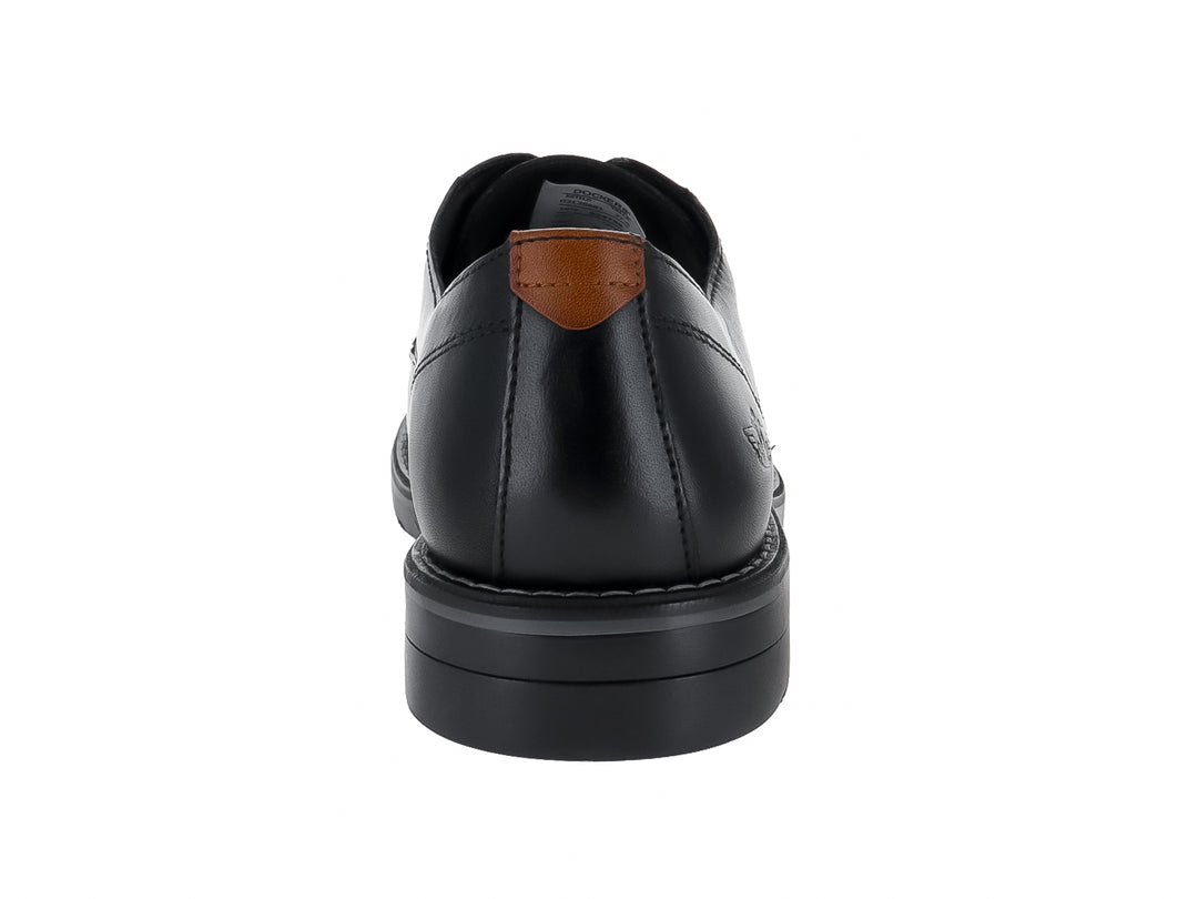 Zapato formal negro de cuero con cordones y suela negra.
