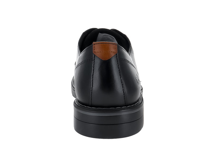 Zapato formal negro de cuero con cordones y suela negra.