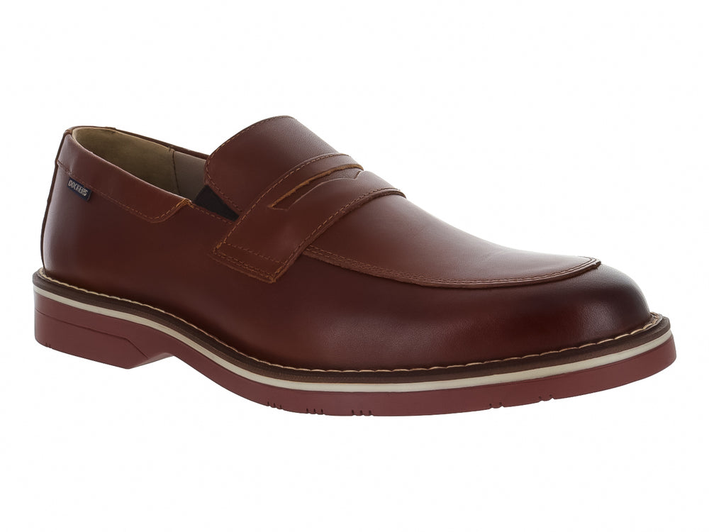 Zapato mocasín Dockers color cognac con suela blanca y marrón, diseño casual elegante para hombre.