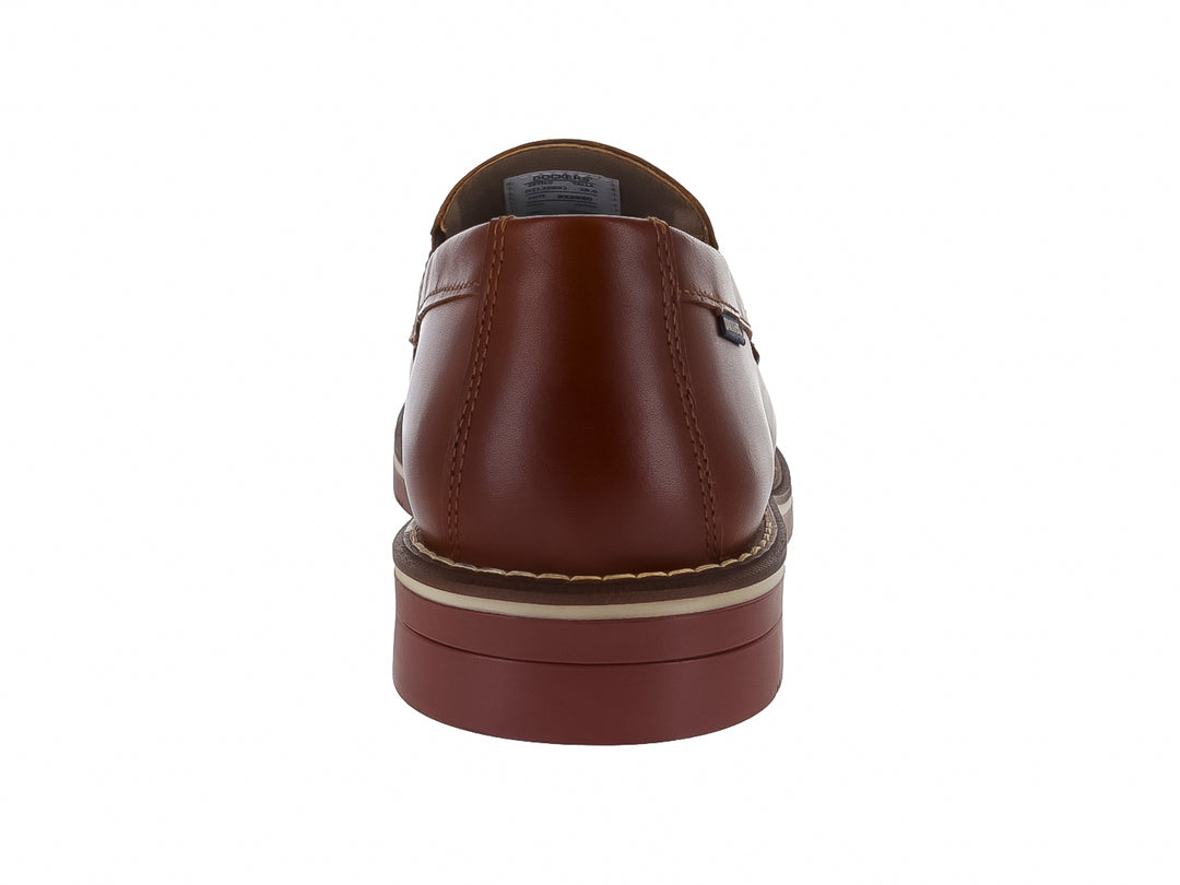 Zapato mocasín Dockers color cognac con suela blanca y marrón, diseño casual elegante para hombre.