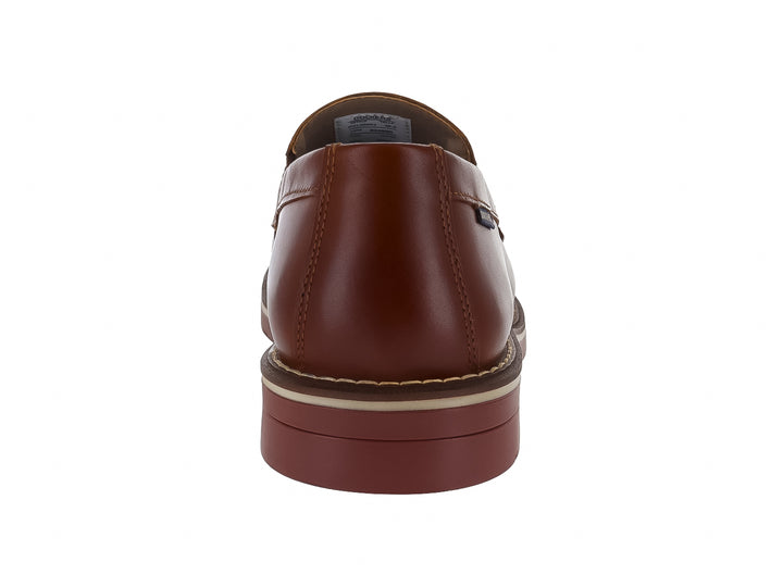 Zapato mocasín Dockers color cognac con suela blanca y marrón, diseño casual elegante para hombre.