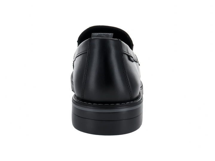 Zapato loafer color negro de la marca Dockers con acabado liso y suela negra.