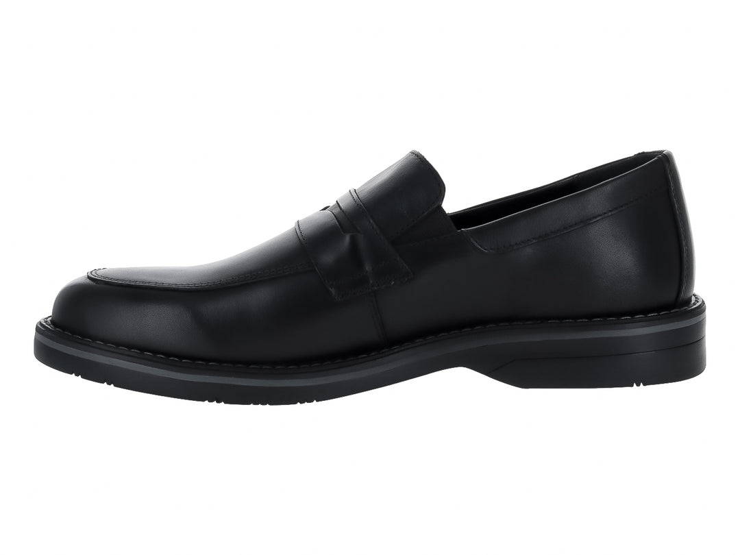 Zapato loafer color negro de la marca Dockers con acabado liso y suela negra.