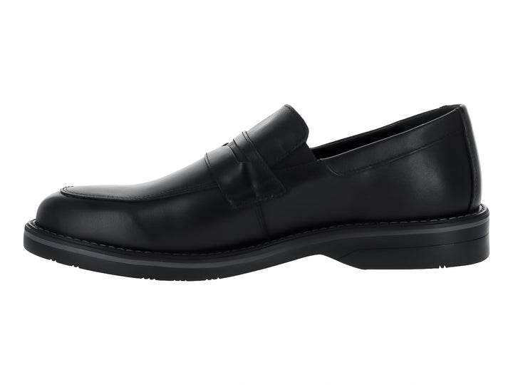 Zapato loafer color negro de la marca Dockers con acabado liso y suela negra.