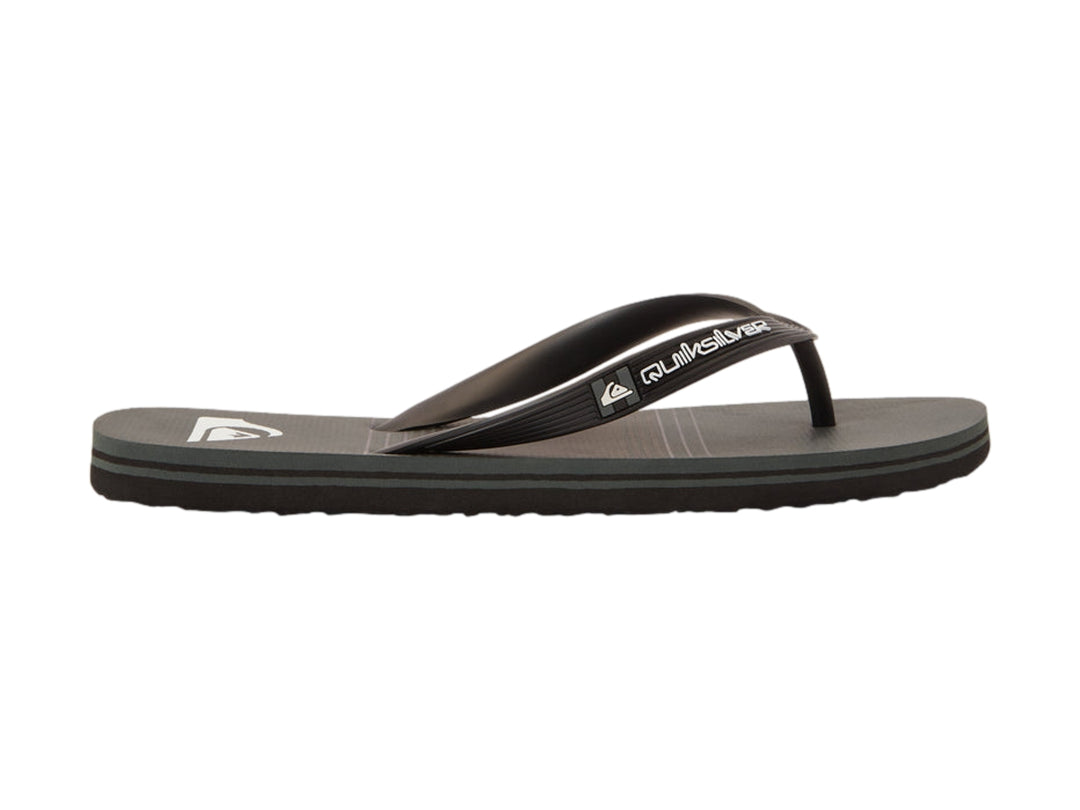 Sandalias Quiksilver de color gris oscuro con diseño plano y correa sintética.