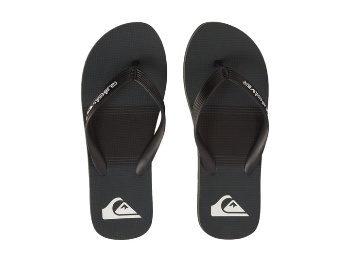 Sandalias Quiksilver de color gris oscuro con diseño plano y correa sintética.