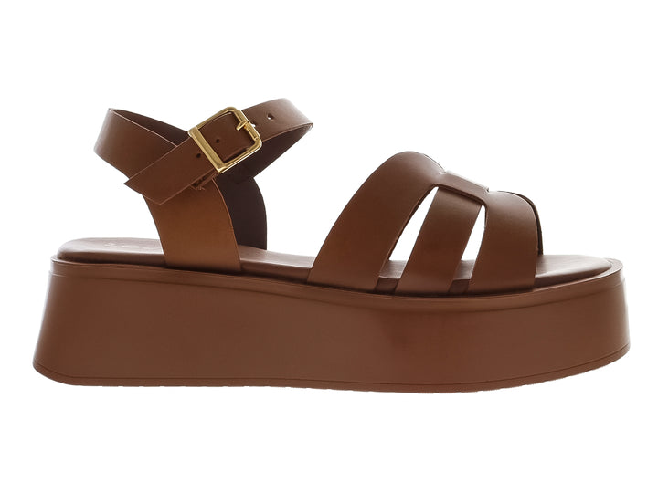 Sandalia de plataforma color camel con tiras frontales y correa con hebilla dorada.