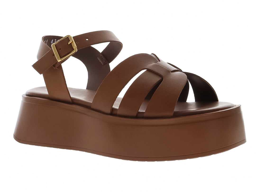 Sandalia de plataforma color camel con tiras frontales y correa con hebilla dorada.
