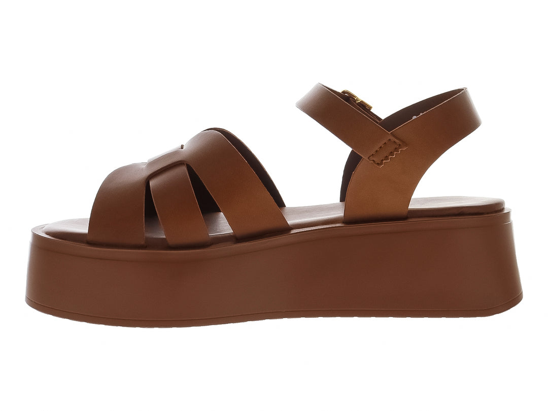 Sandalia de plataforma color camel con tiras frontales y correa con hebilla dorada.