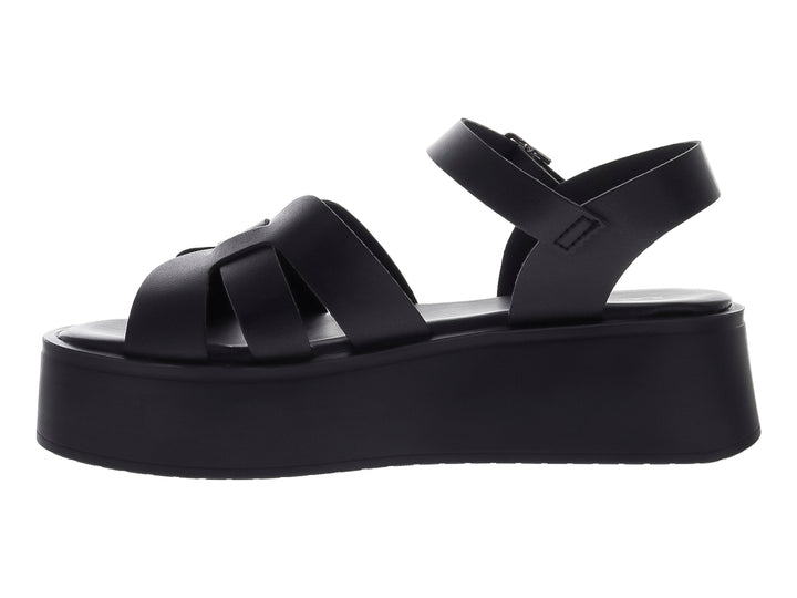 Sandalia de plataforma color negro con correas frontales y hebilla ajustable en el tobillo.