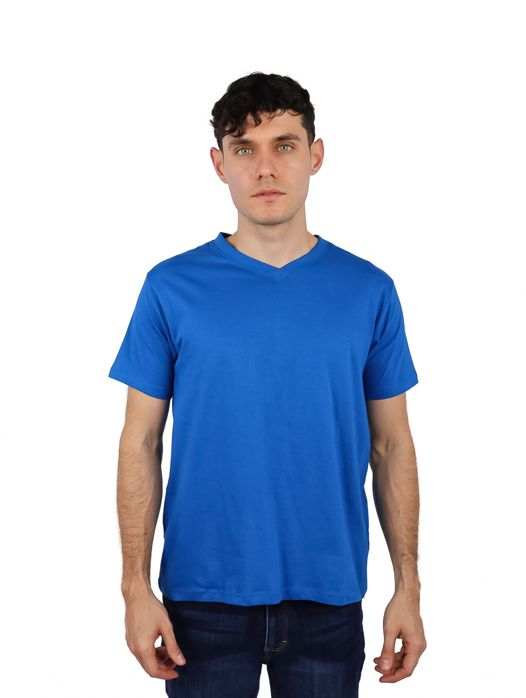 Hombre vistiendo una playera azul royal de cuello en V y manga corta.