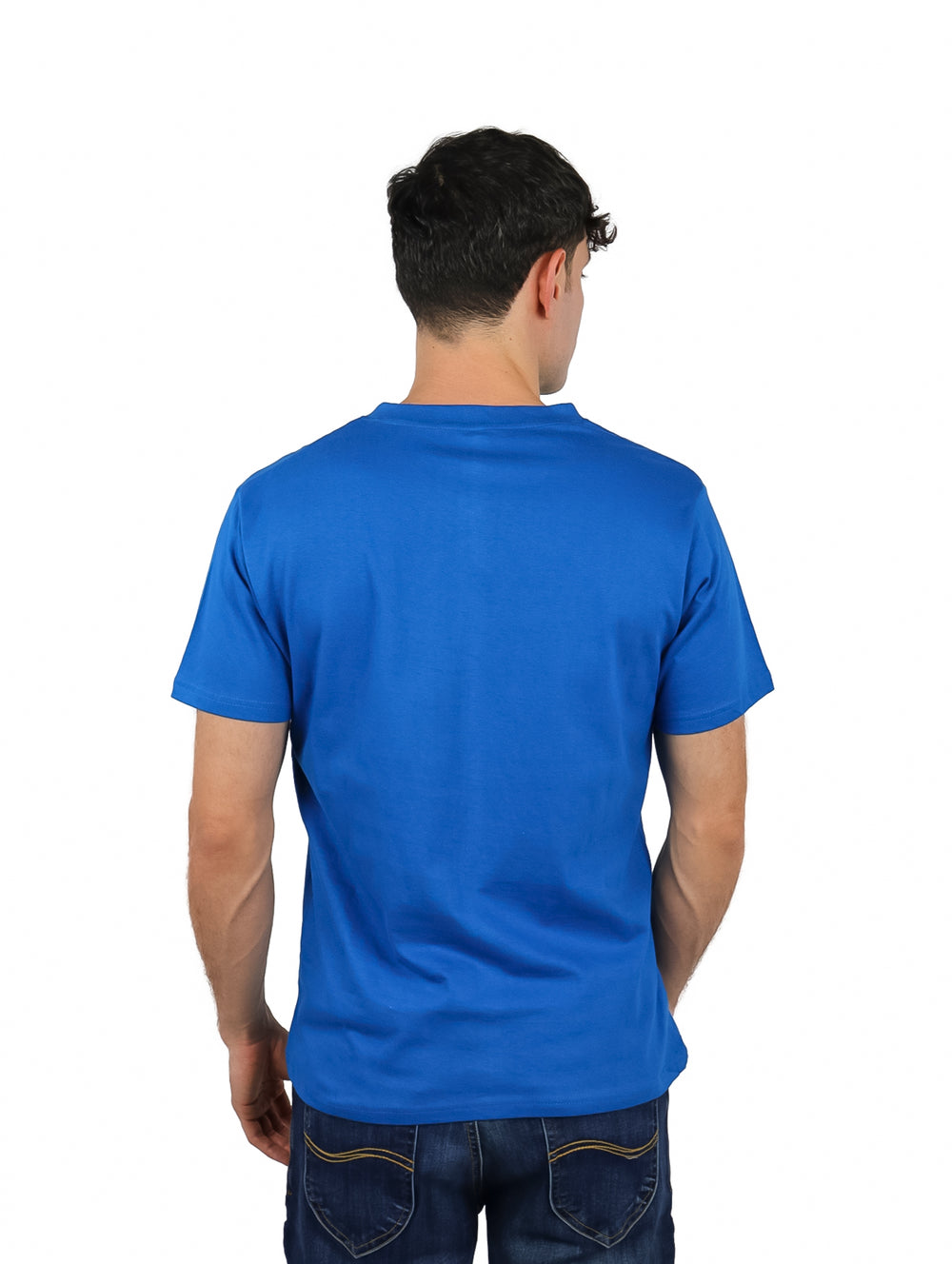Hombre vistiendo una playera azul royal de cuello en V y manga corta.