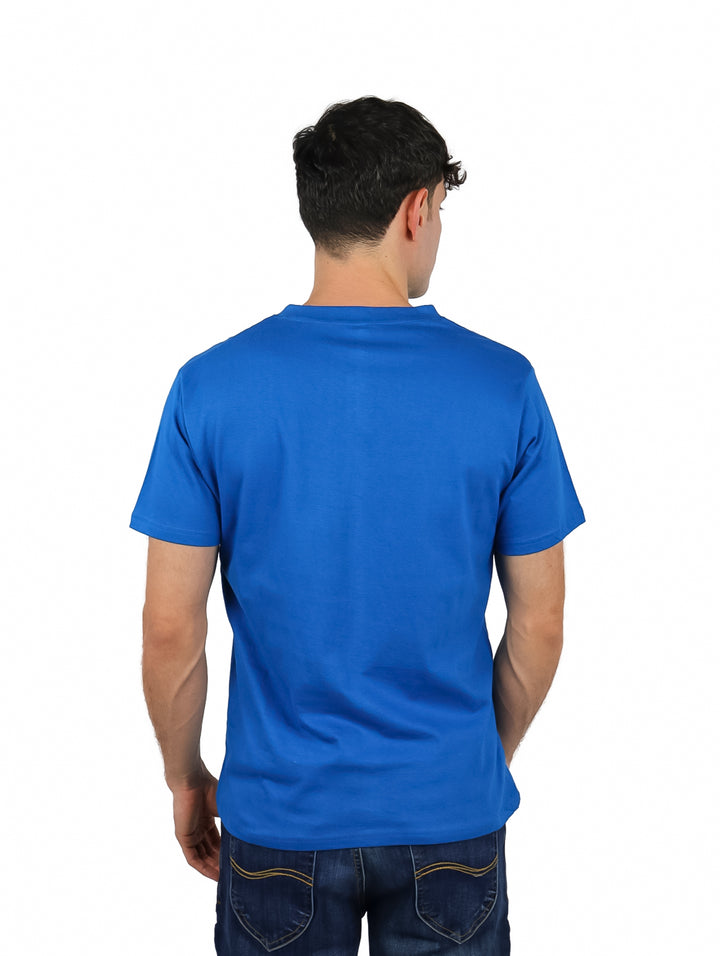 Hombre vistiendo una playera azul royal de cuello en V y manga corta.