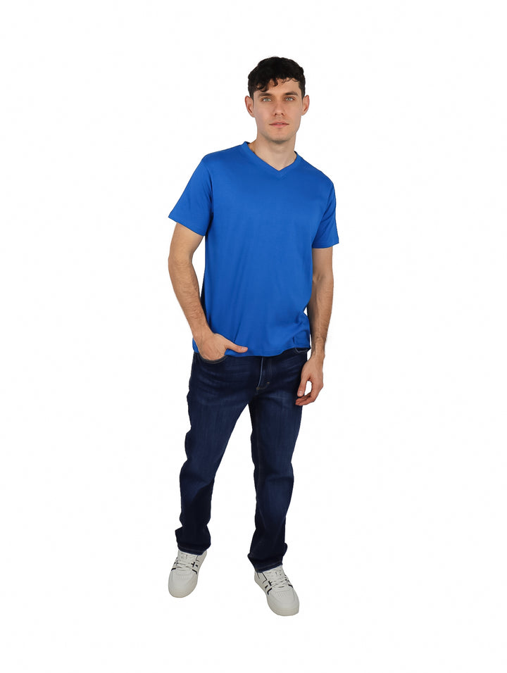 Hombre vistiendo una playera azul royal de cuello en V y manga corta.