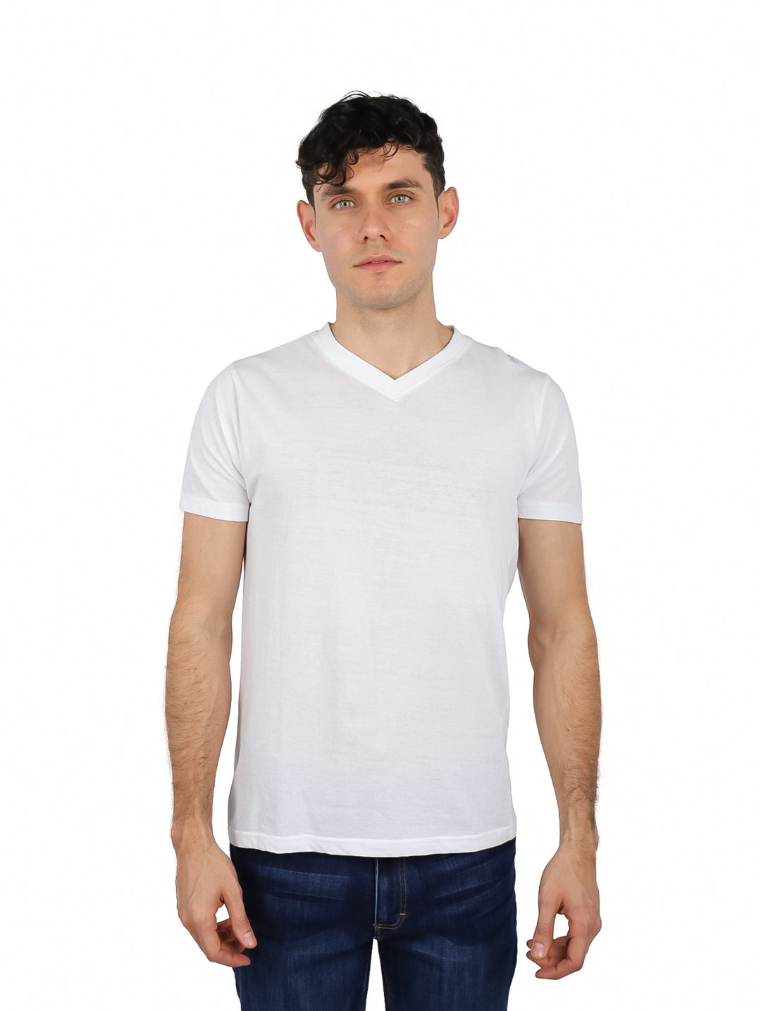 Hombre vistiendo una playera blanca de cuello en V y manga corta.