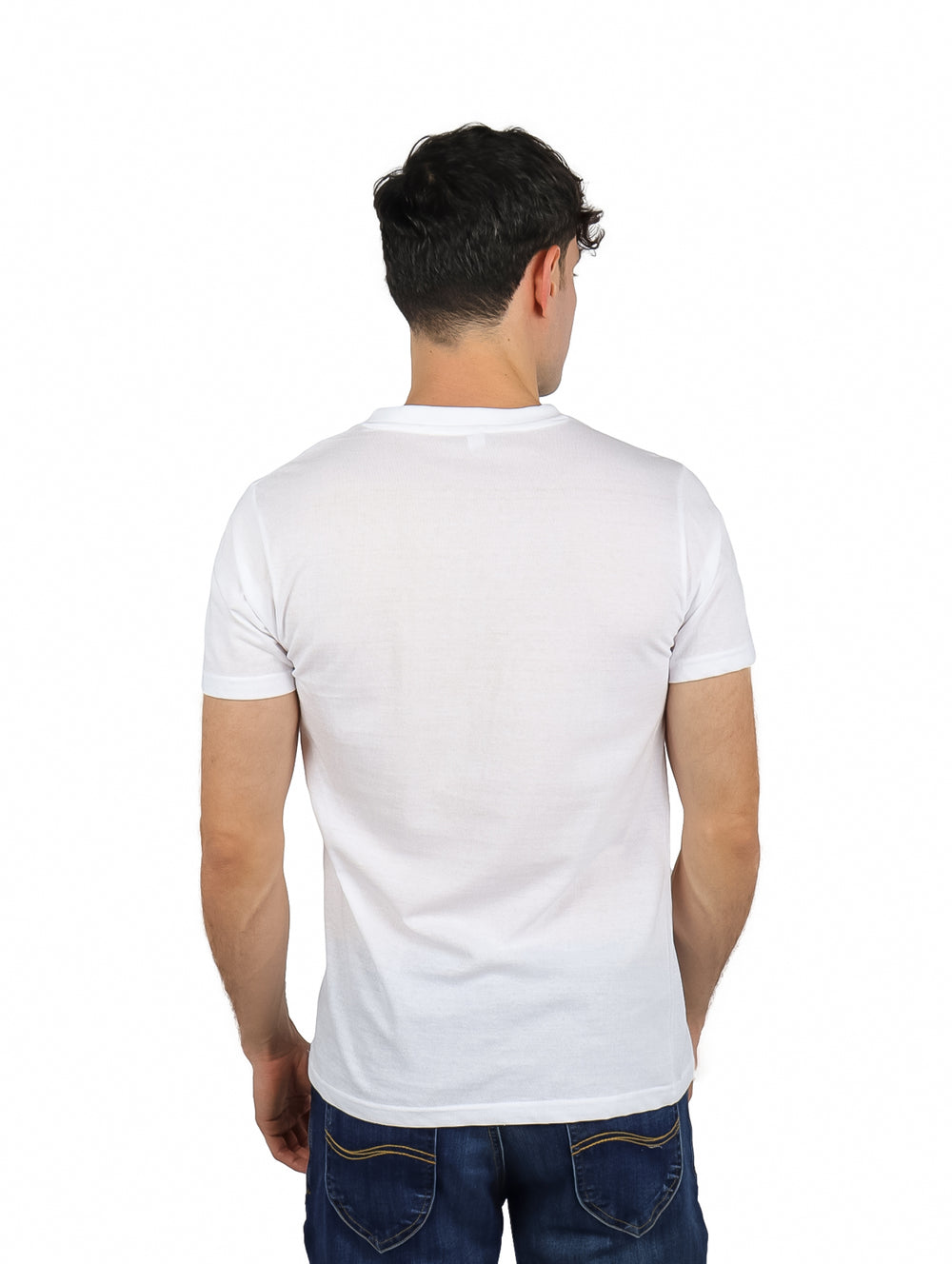 Hombre vistiendo una playera blanca de cuello en V y manga corta.