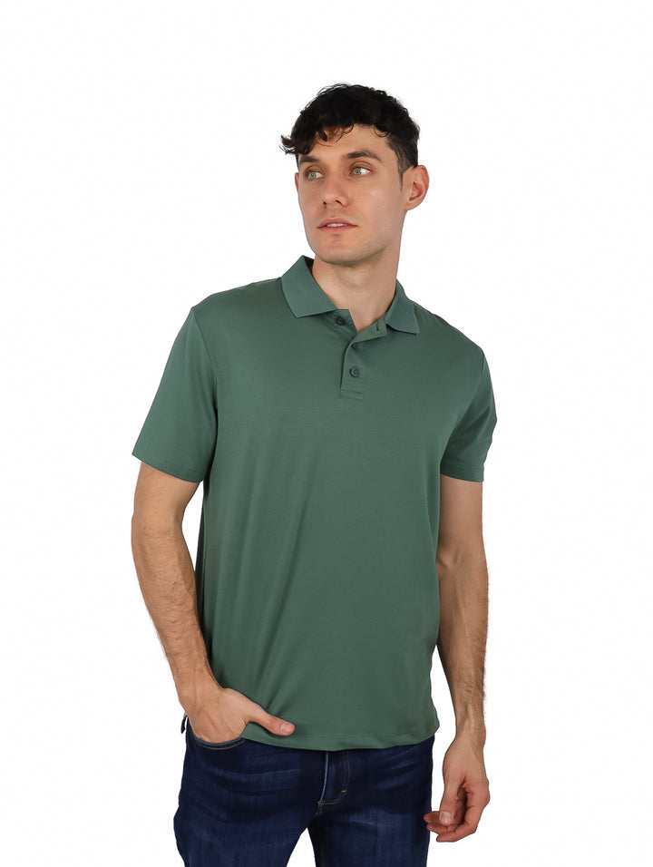 Hombre vistiendo una playera polo de color verde agua con cuello y botones.