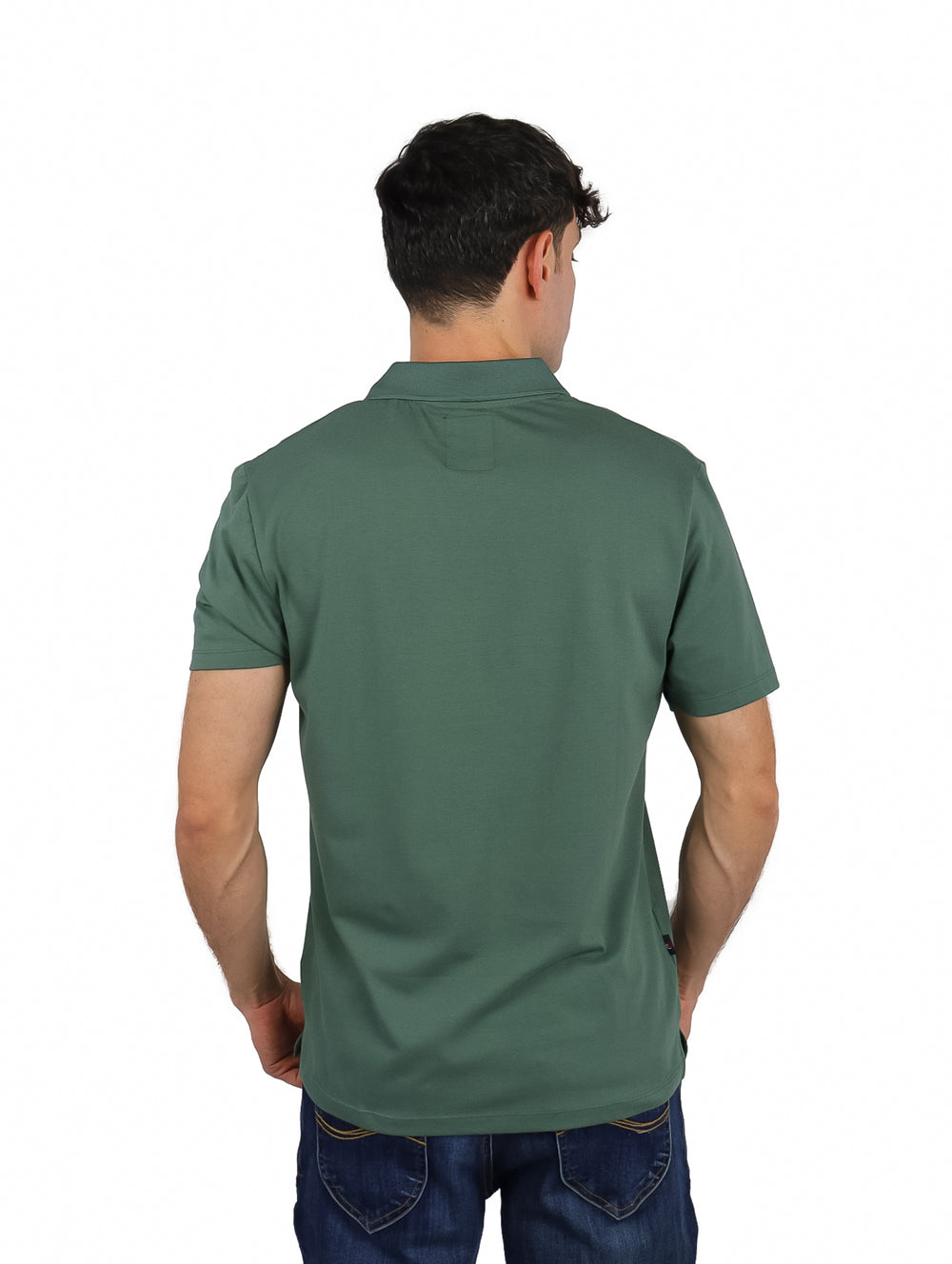 Hombre vistiendo una playera polo de color verde agua con cuello y botones.