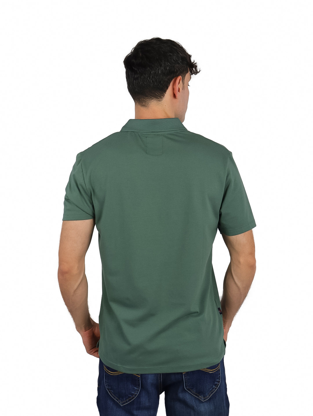 Hombre vistiendo una playera polo de color verde agua con cuello y botones.