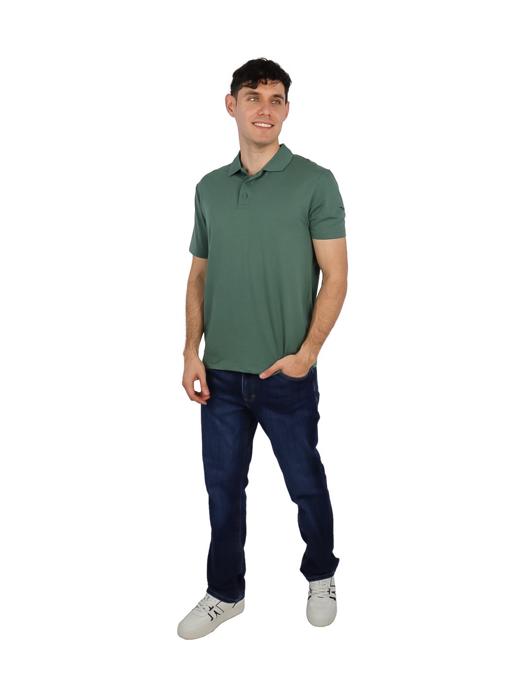 Hombre vistiendo una playera polo de color verde agua con cuello y botones.