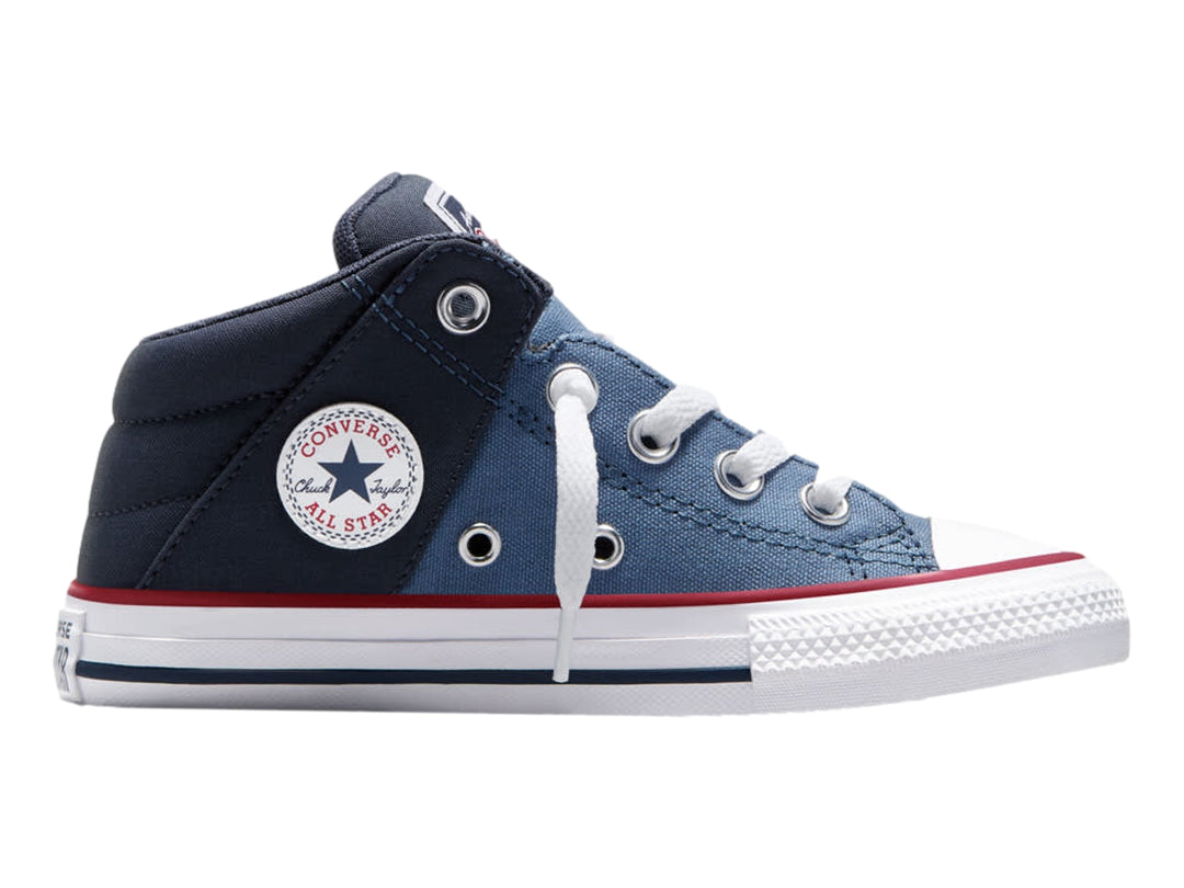 Tenis Converse Axel color azul marino con suela y agujetas blancas y detalle rojo en la entresuela.