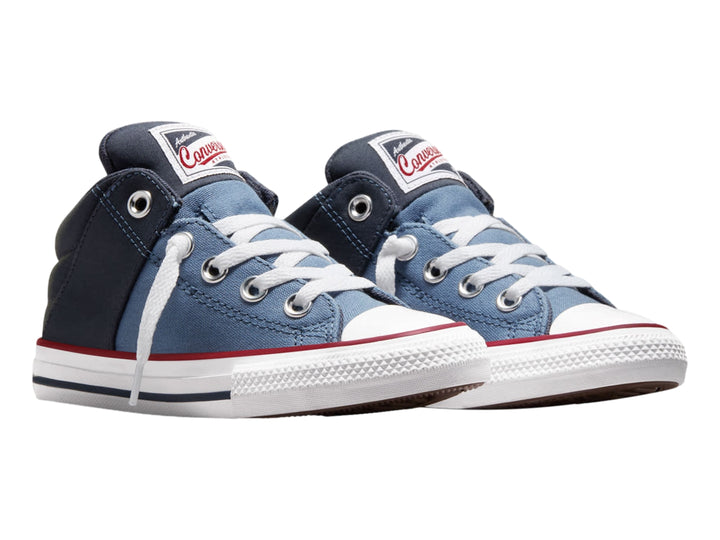Tenis Converse Axel color azul marino con suela y agujetas blancas y detalle rojo en la entresuela.