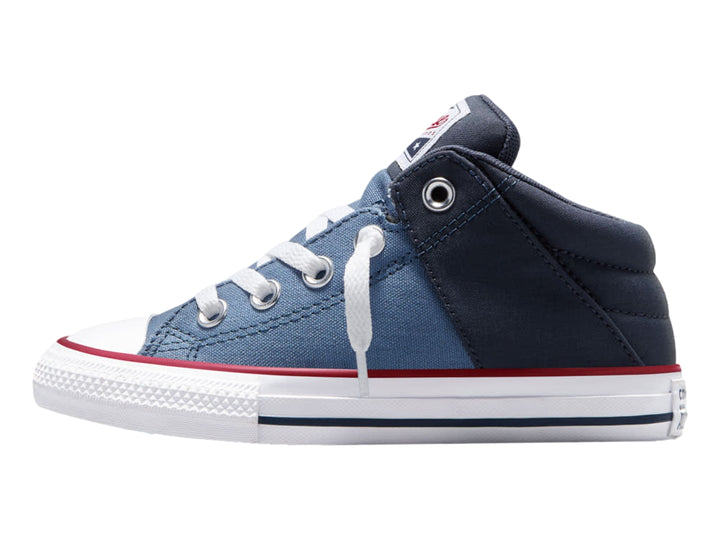 Tenis Converse Axel color azul marino con suela y agujetas blancas y detalle rojo en la entresuela.