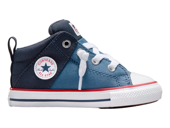 Tenis Converse infantiles en dos tonos de azul con suela blanca y detalles en rojo.