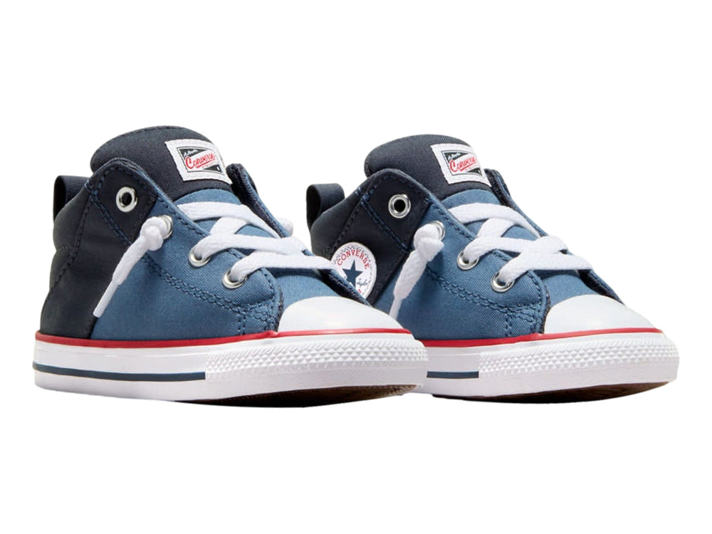 Tenis Converse infantiles en dos tonos de azul con suela blanca y detalles en rojo.