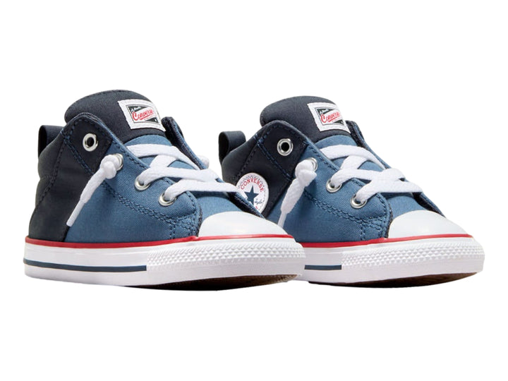 Tenis Converse infantiles en dos tonos de azul con suela blanca y detalles en rojo.