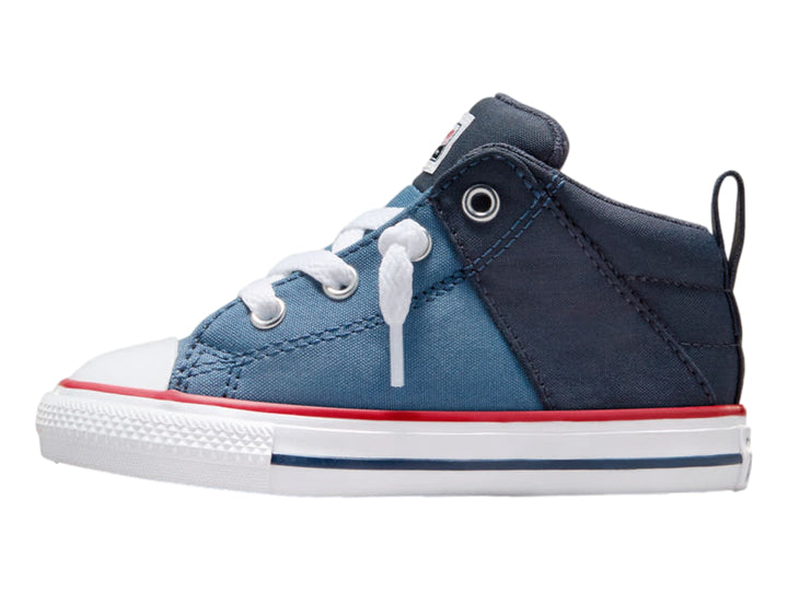 Tenis Converse infantiles en dos tonos de azul con suela blanca y detalles en rojo.