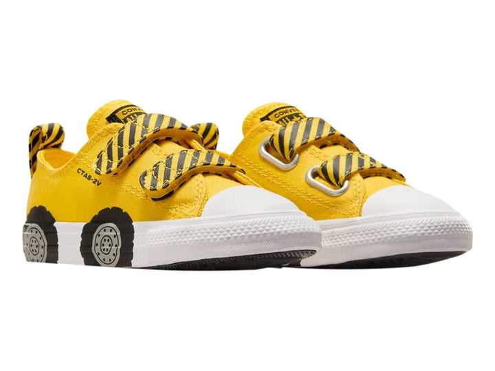 Tenis Converse infantiles amarillos con diseño de llantas negras en la suela blanca y cierres de velcro.