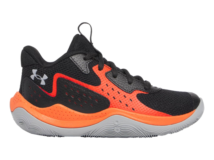 Tenis de baloncesto Under Armour color negro con detalles en naranja y suela gris.