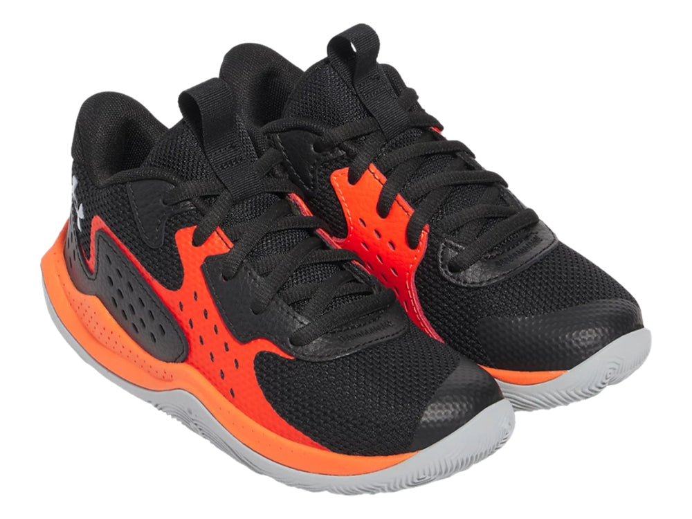Tenis de baloncesto Under Armour color negro con detalles en naranja y suela gris.