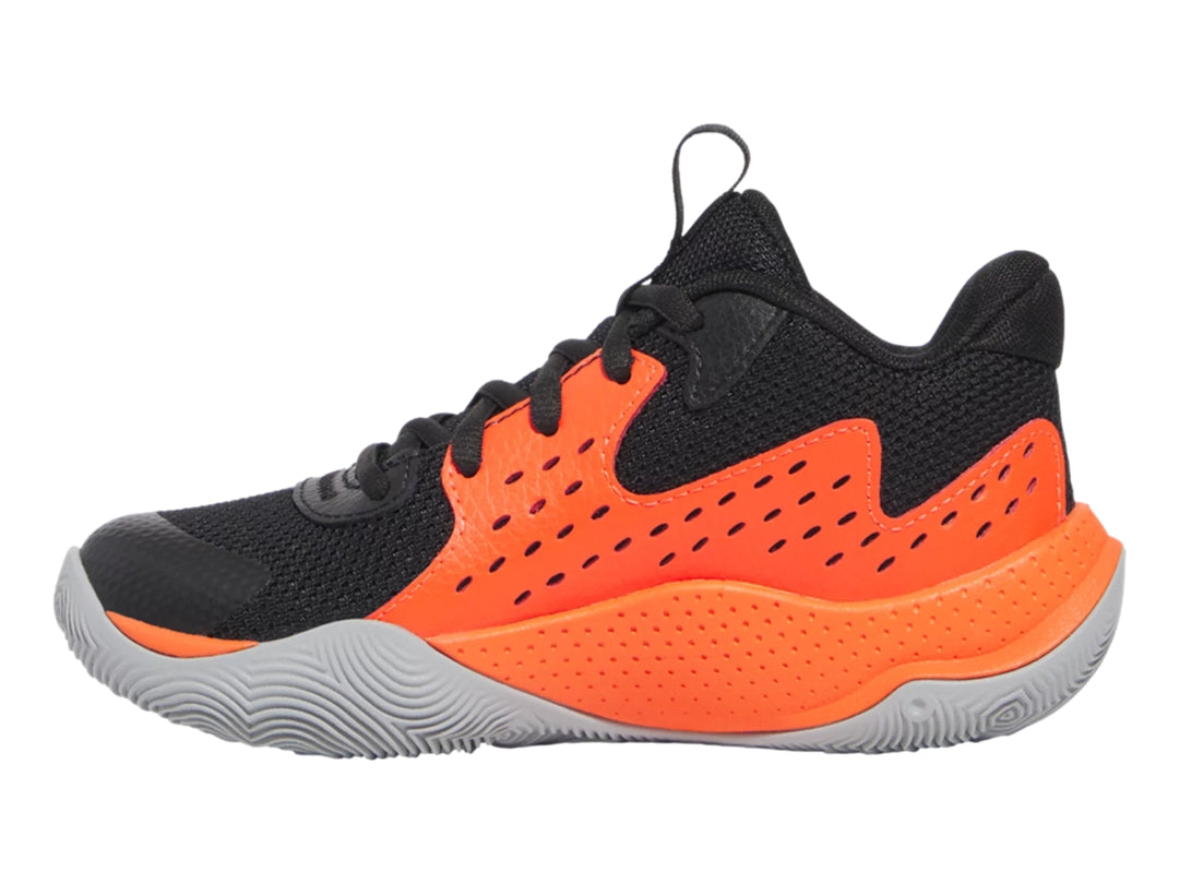 Tenis de baloncesto Under Armour color negro con detalles en naranja y suela gris.