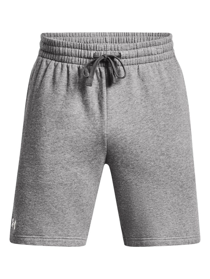 Hombre vistiendo shorts deportivos de color gris marca Under Armour.