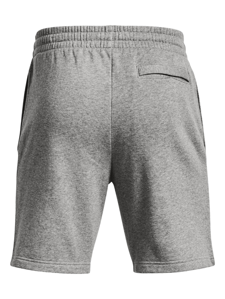 Hombre vistiendo shorts deportivos de color gris marca Under Armour.