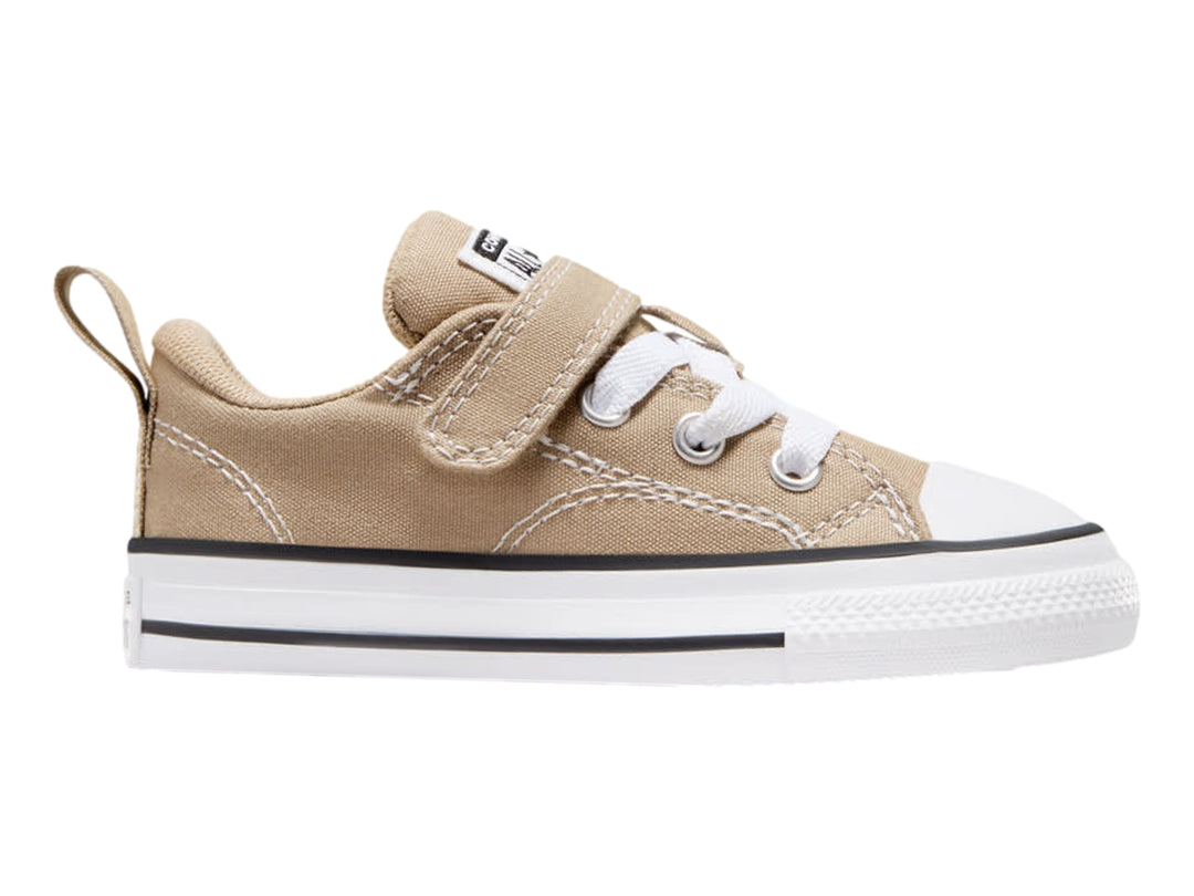 Tenis Converse color beige con suela blanca y correa de velcro para niños.