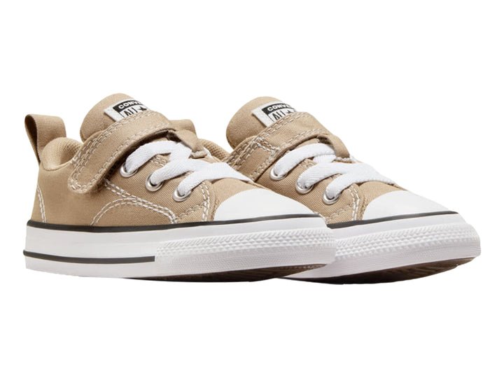 Tenis Converse color beige con suela blanca y correa de velcro para niños.