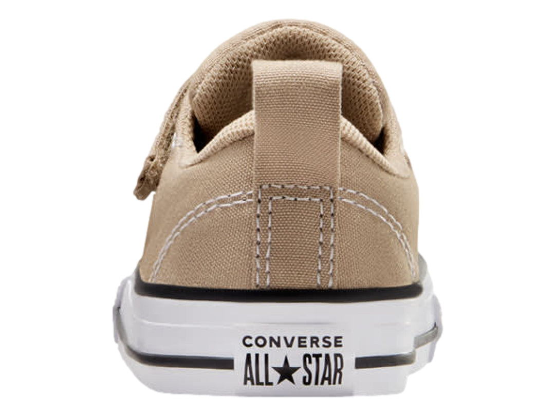 Tenis Converse color beige con suela blanca y correa de velcro para niños.