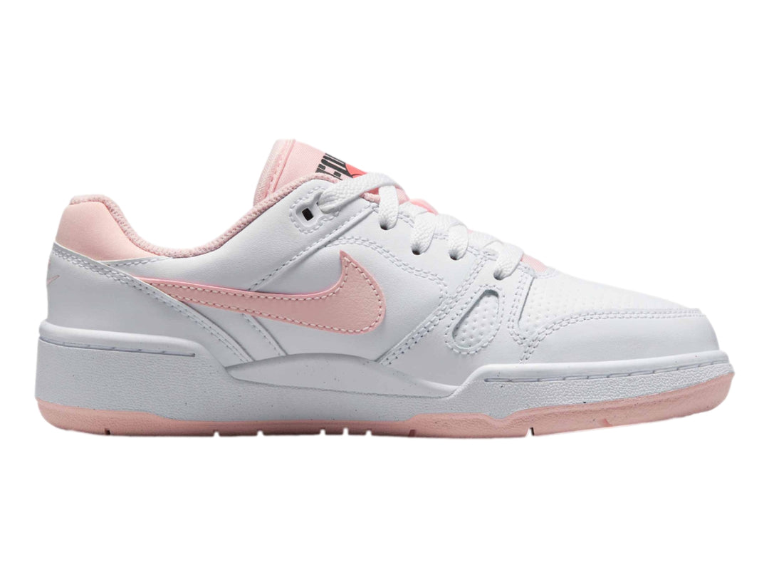 Tenis Nike Full Force Lo color blanco con detalles en rosa, vista lateral.