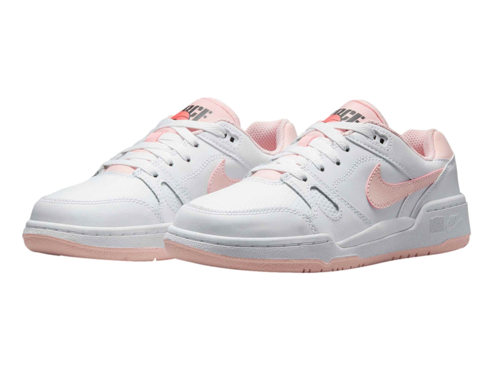 Tenis Nike Full Force Lo color blanco con detalles en rosa, vista lateral.