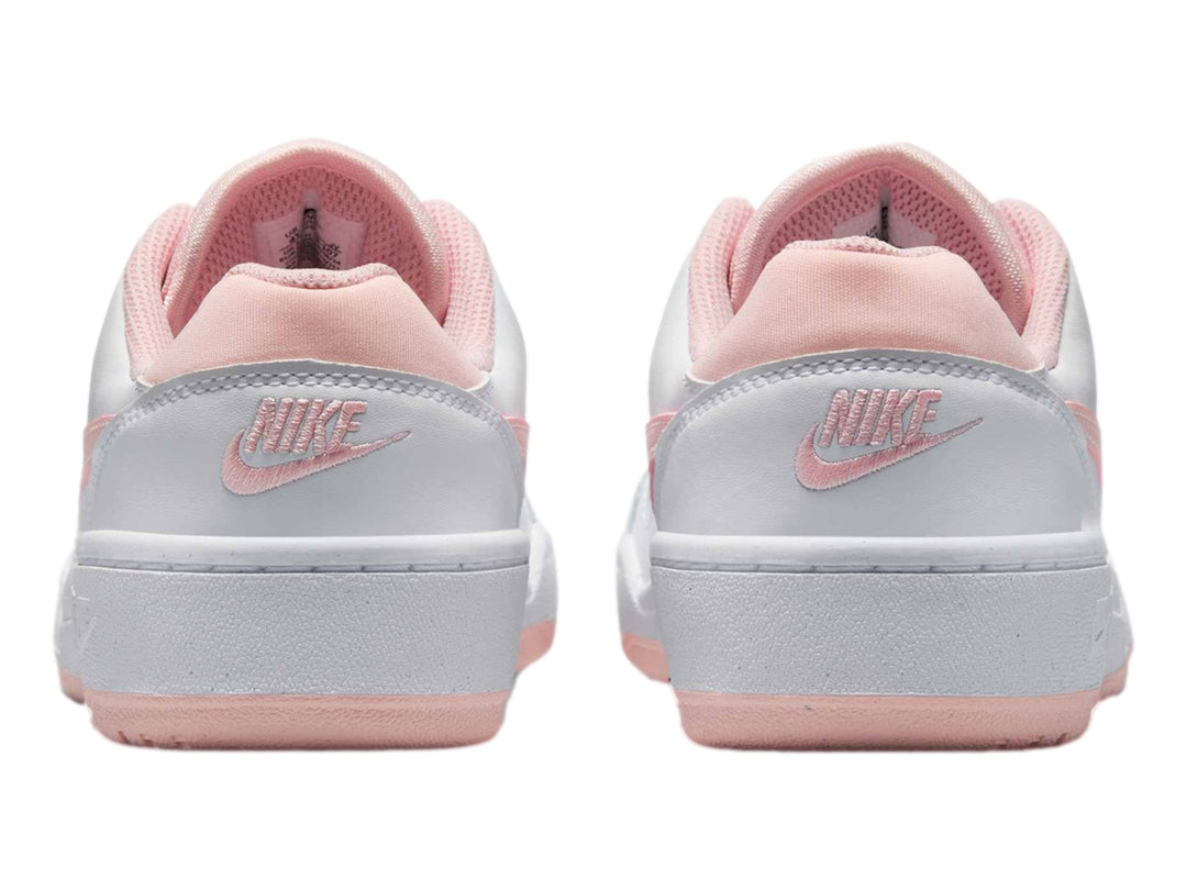 Tenis Nike Full Force Lo color blanco con detalles en rosa, vista lateral.