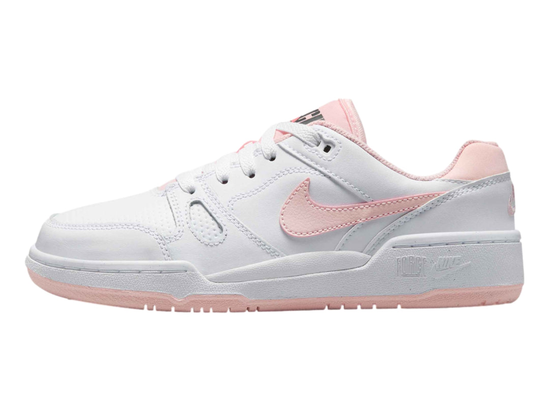 Tenis Nike Full Force Lo color blanco con detalles en rosa, vista lateral.
