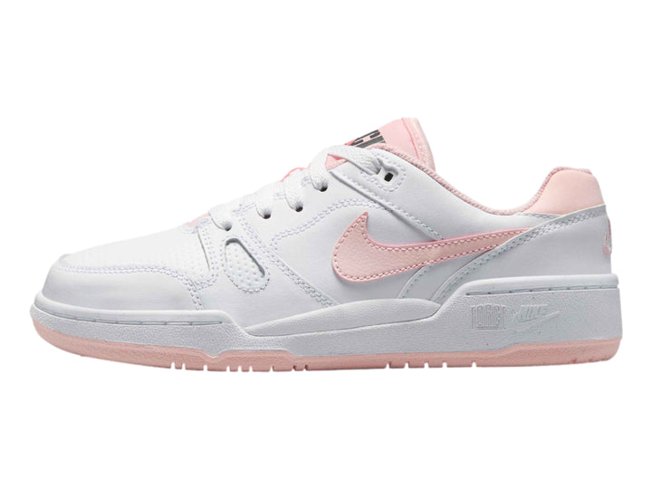Tenis Nike Full Force Lo color blanco con detalles en rosa, vista lateral.