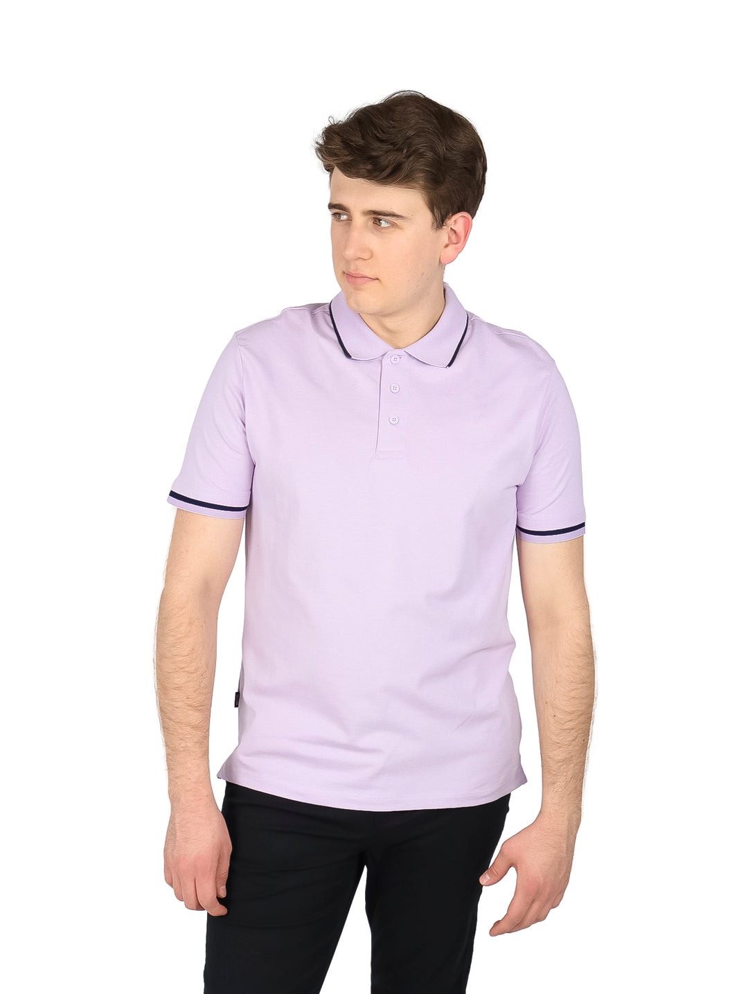 Hombre usando playera polo color lavanda con ribete oscuro en cuello y mangas.