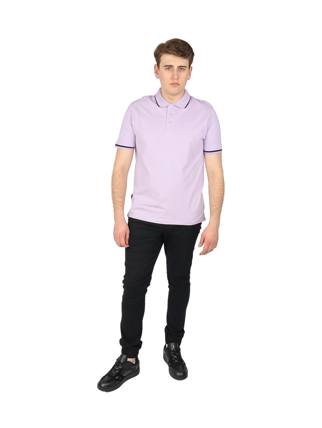 Hombre usando playera polo color lavanda con ribete oscuro en cuello y mangas.