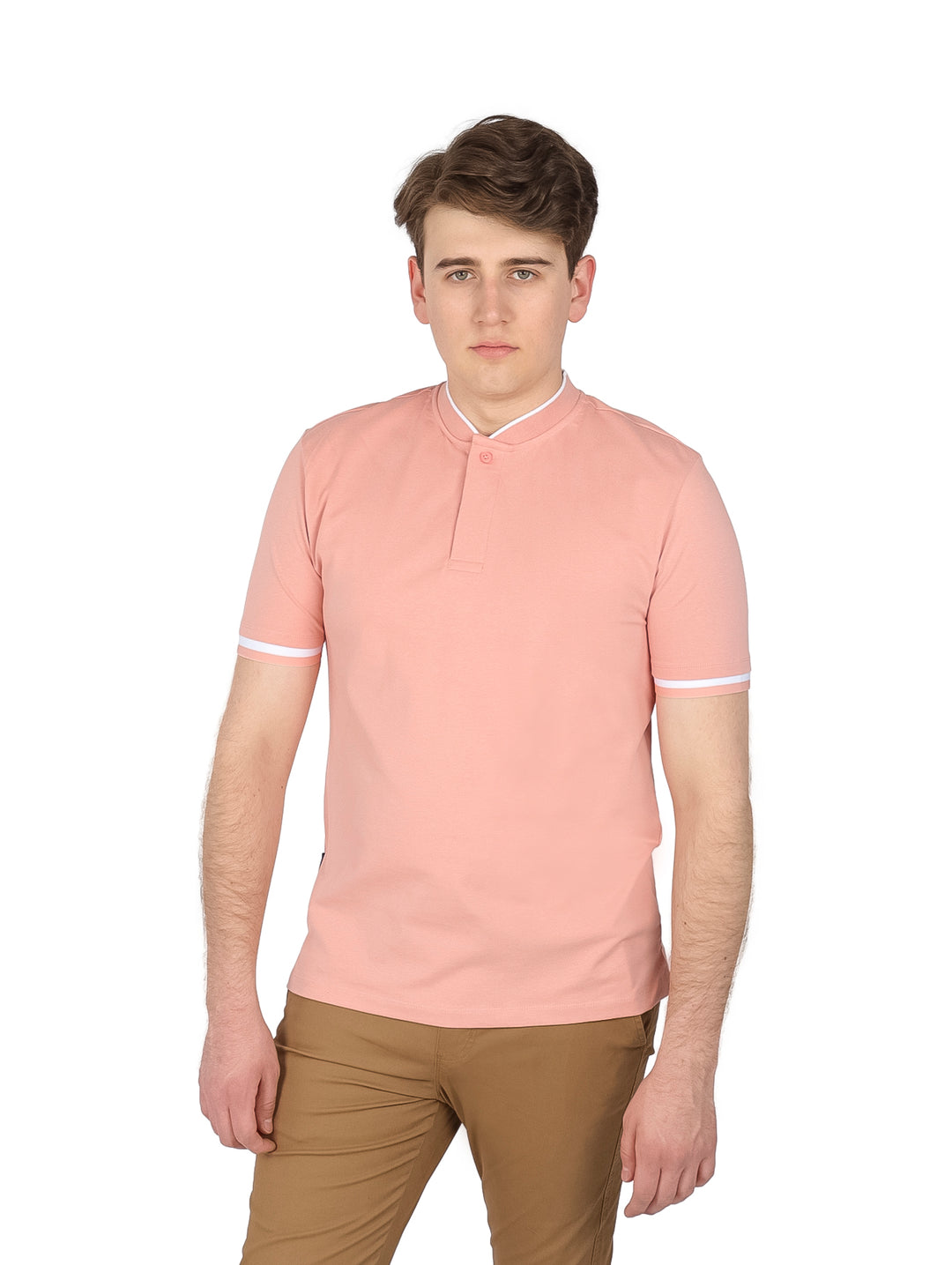 Hombre vistiendo playera rosa de manga corta con cuello Henley y detalles blancos en los bordes de las mangas.