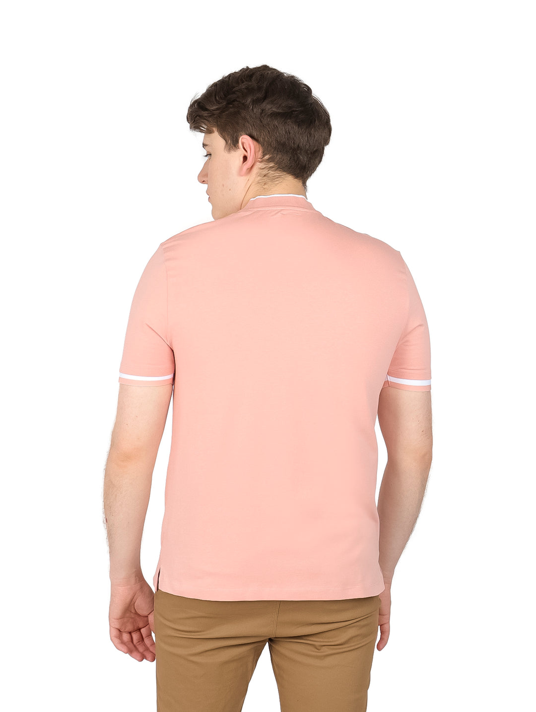 Hombre vistiendo playera rosa de manga corta con cuello Henley y detalles blancos en los bordes de las mangas.